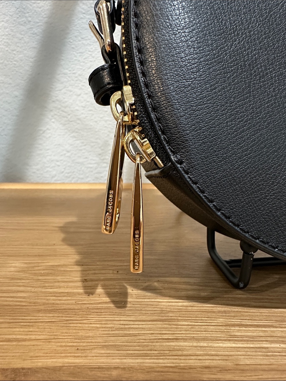Marc Jacobs Black Leather ~ The Commuter Circle Crossbody Bag ~
Limited Edition - Picture 7 of 12